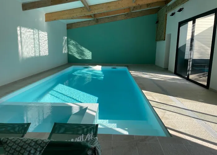 La Luciole Piscine Interieure *